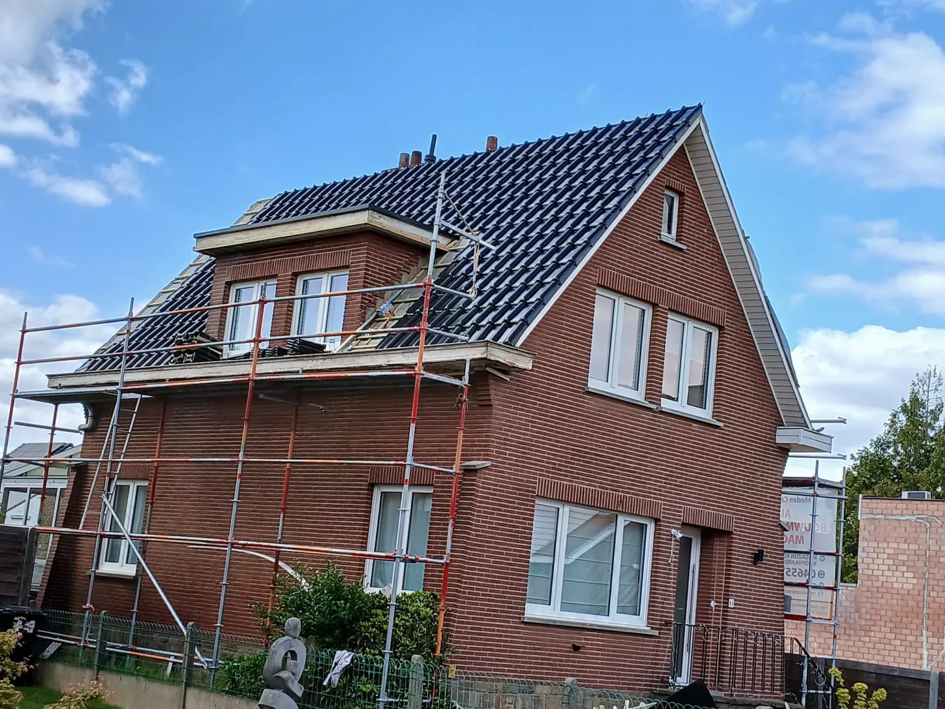 Dakrenovatie van een villa met steiger rond het volledige dak