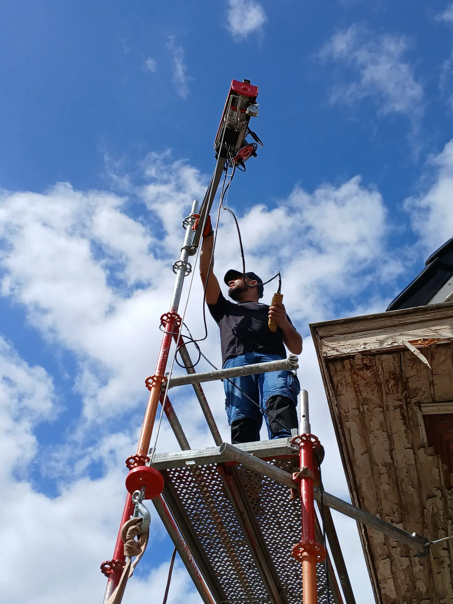 Dakwerkers aan het werk op een werf in Gent