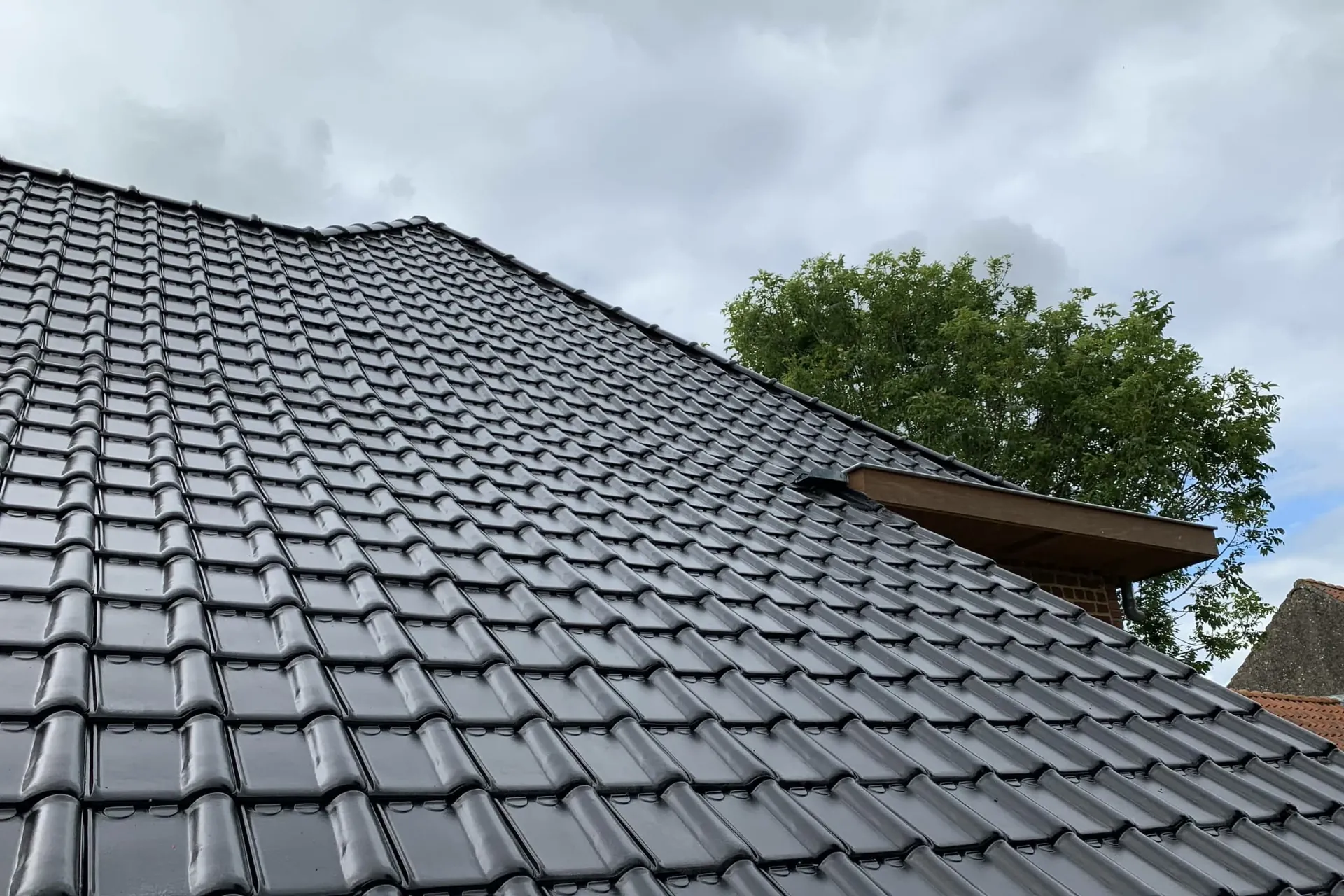 Nieuw antraciet pannendak op een woning in Gent, gerenoveerd door MKB Dakwerken