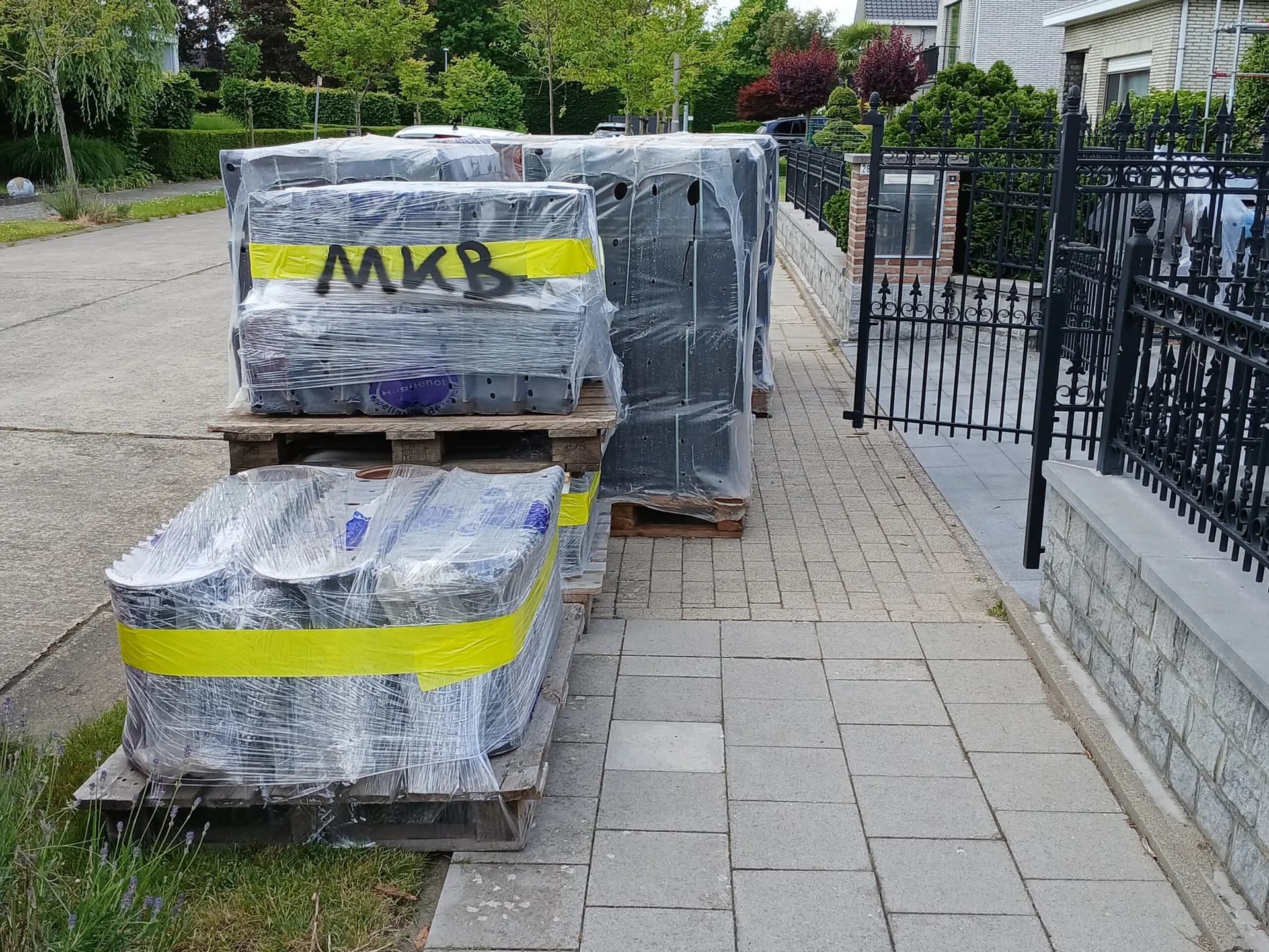 Levering van dakmateriaal op de werf