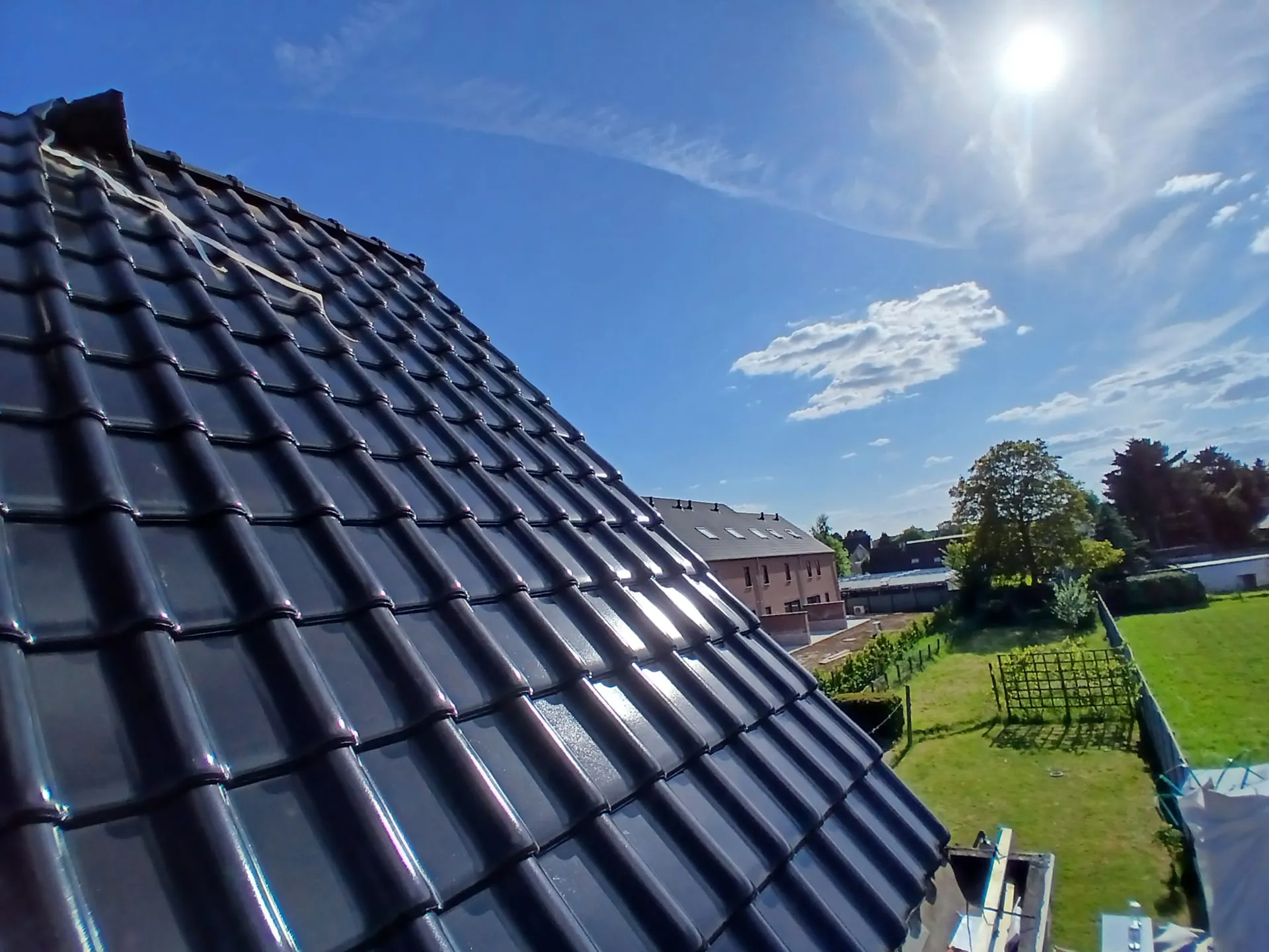Detail van nieuwe dakpannen in de zon